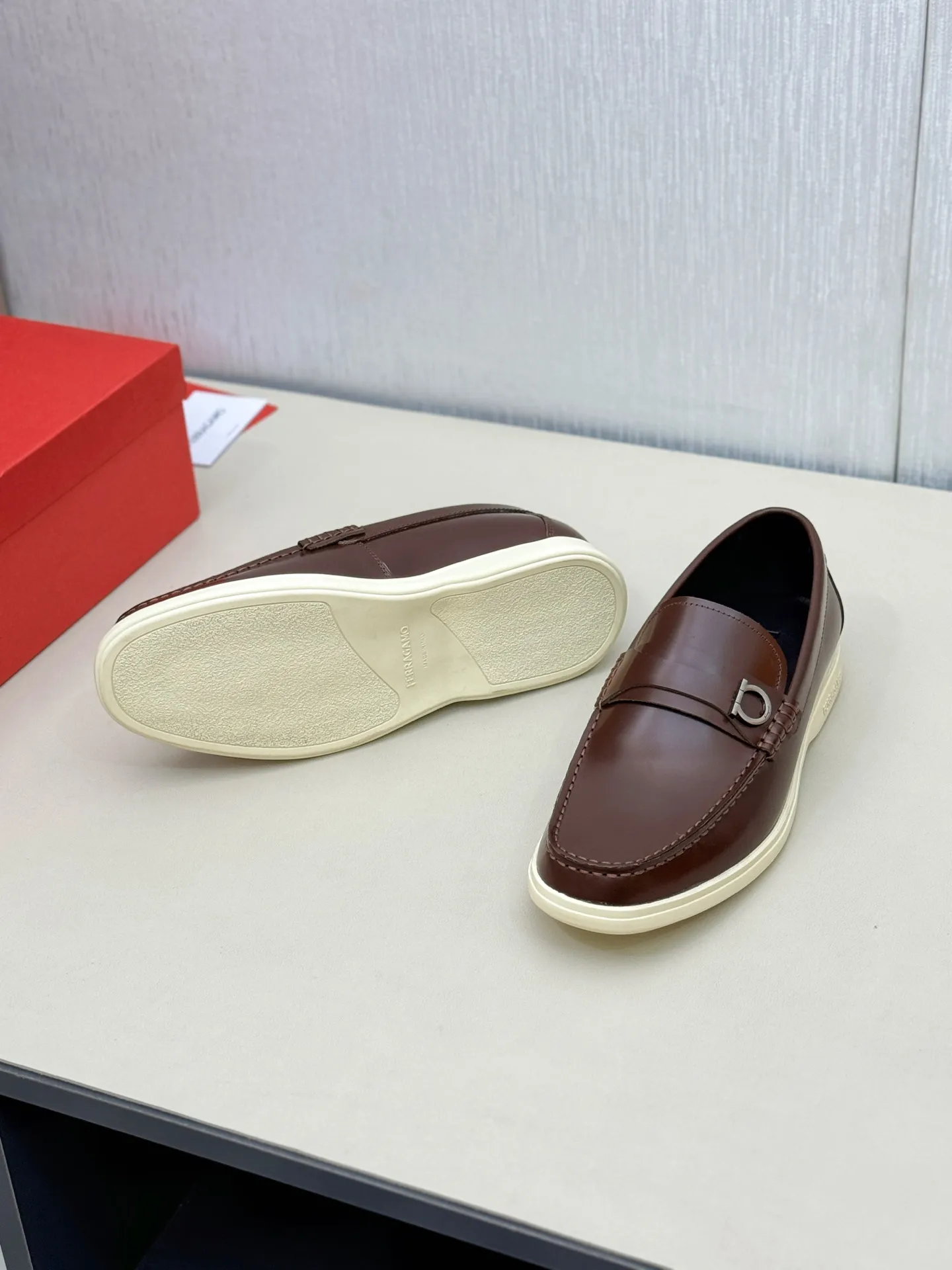 [Ferragamo] P: 580💰 Number of yards: 38~44 (45 orders are non-returnable) Ferragam's new men's driving shoes, the fabric is made of imported cowhide, with visible texture, heavy industrial stitching, dyed calfskin inside, standard logo cowhide feet, big-name experience, soft and comfortable on the feet, a men's favorite, special non-slip and wear-resistant rubber soles, easy to handle various occasions, with original box packaging!